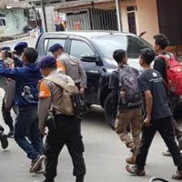 Petugas gabungan dan relawan saat bersangkat untuk memadamkan api dikawasan Ciremai.